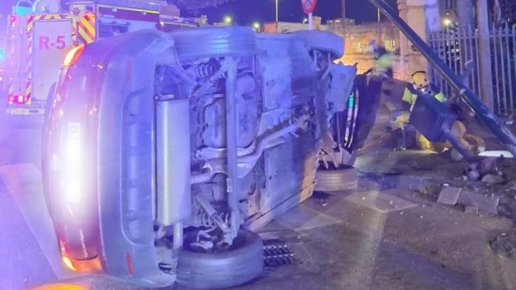 Una conductora resulta herida tras volcar su vehículo.