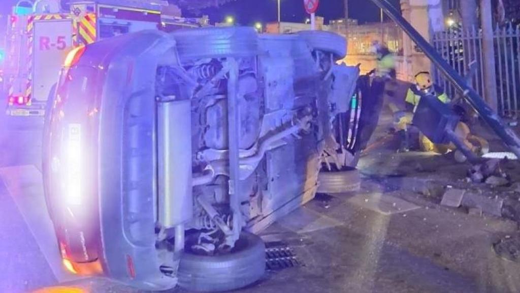 Una conductora resulta herida tras volcar su vehículo.