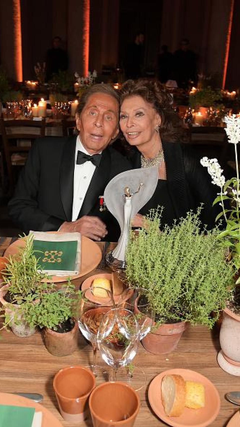 Sophia Loren junto a Valentino.