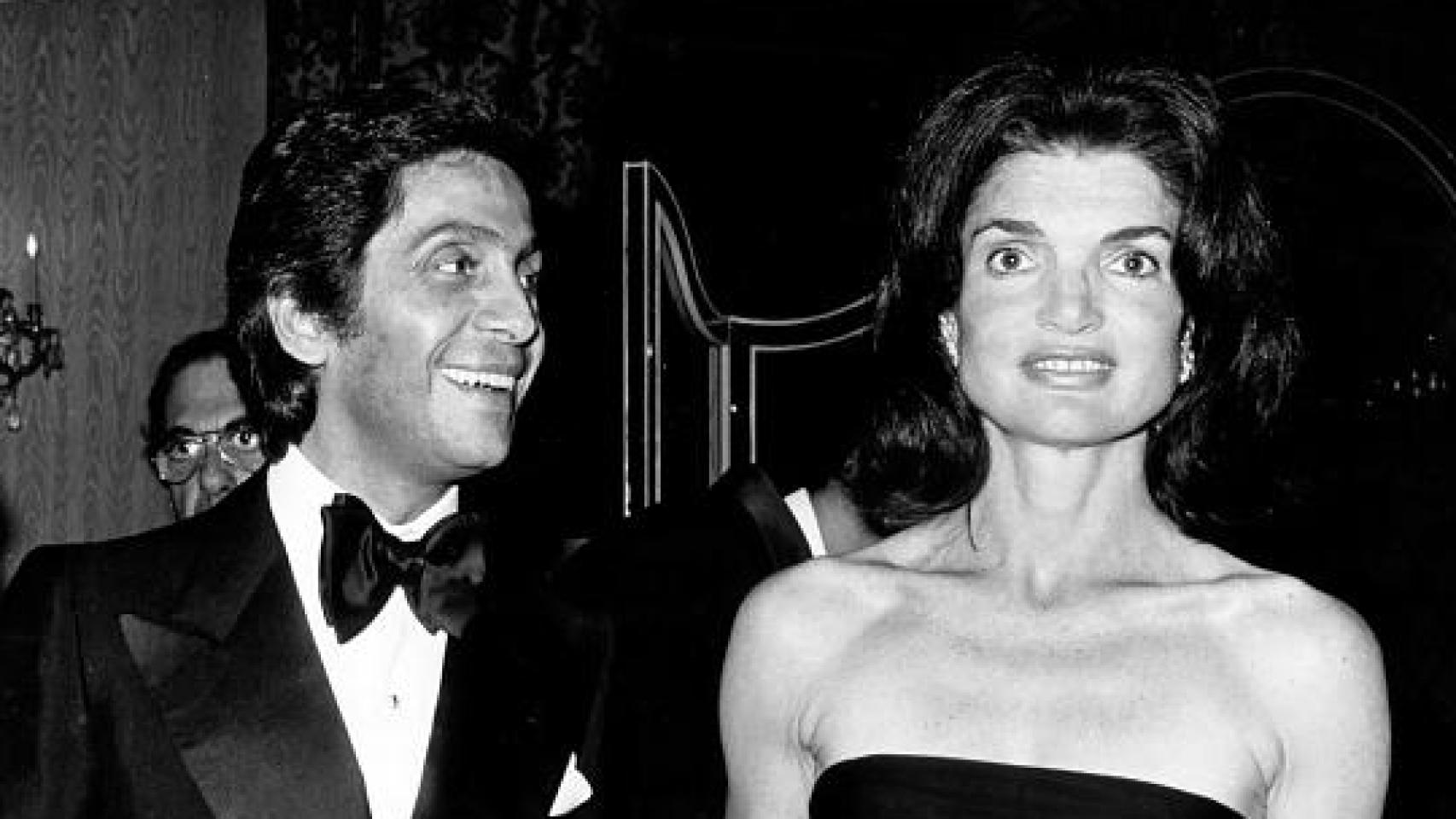 Jackie Kennedy junto a Valentino en una imagen de archivo.