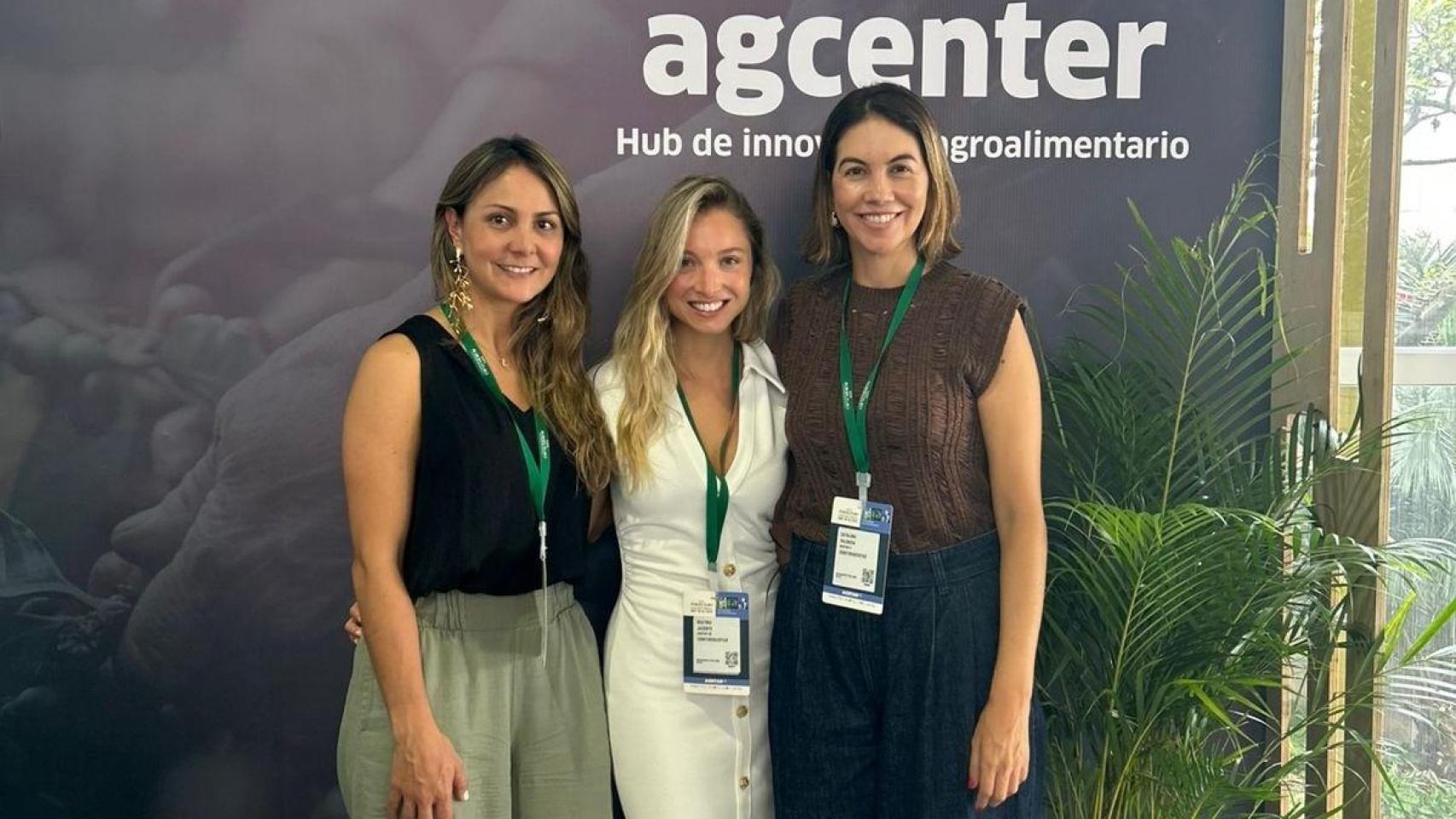 (De izquierda a derecha): Laura Ceballos, directora ejecutiva de Agcenter; Beatriz Jacoste, CEO de KM ZERO; Catalina Valencia, directora de Comunidad y Grandes eventos de KM ZERO.