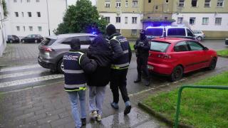 Agentes de la Policía Nacional se llevan a una detenida, a 20 de enero de 2026, en Ferrol, en una operación contra el yihadismo.