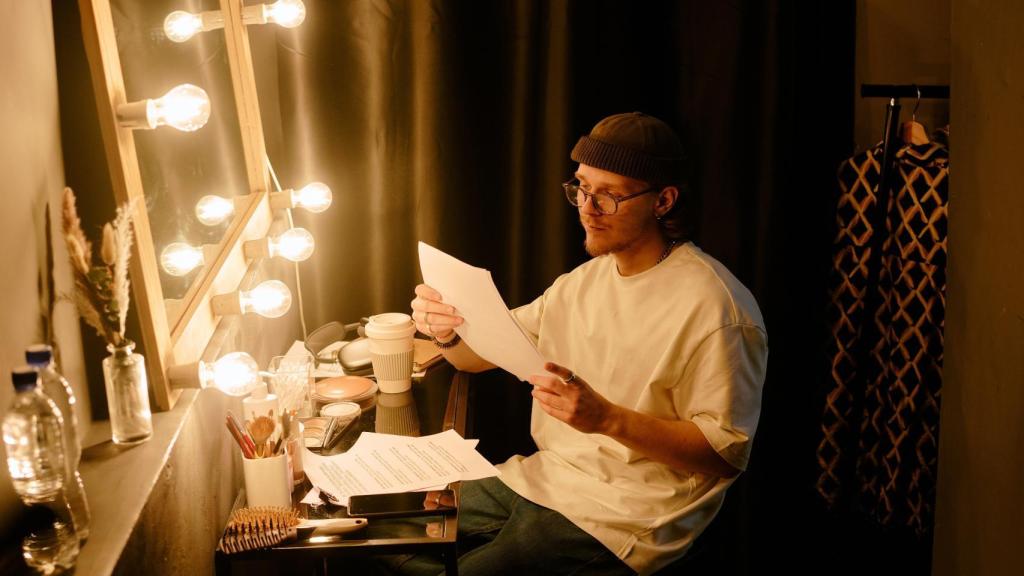 Un artista leyendo un guion.