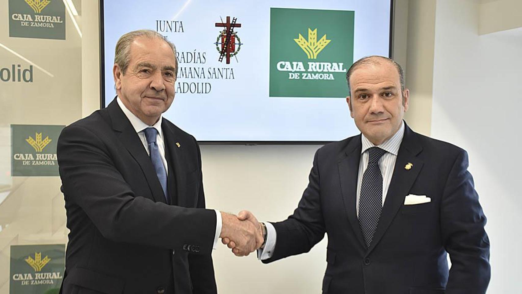 Cipriano García (I), director general de Caja Rural de Zamora,  y Miguel Vegas (D), presidente de la Junta de Semana Santa de Valladolid.