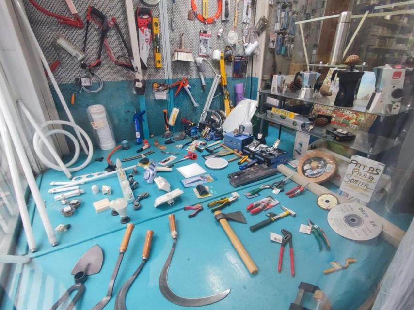 Útiles de bricolaje y herramientas en el escaparate del negocio de Luis Lareo.