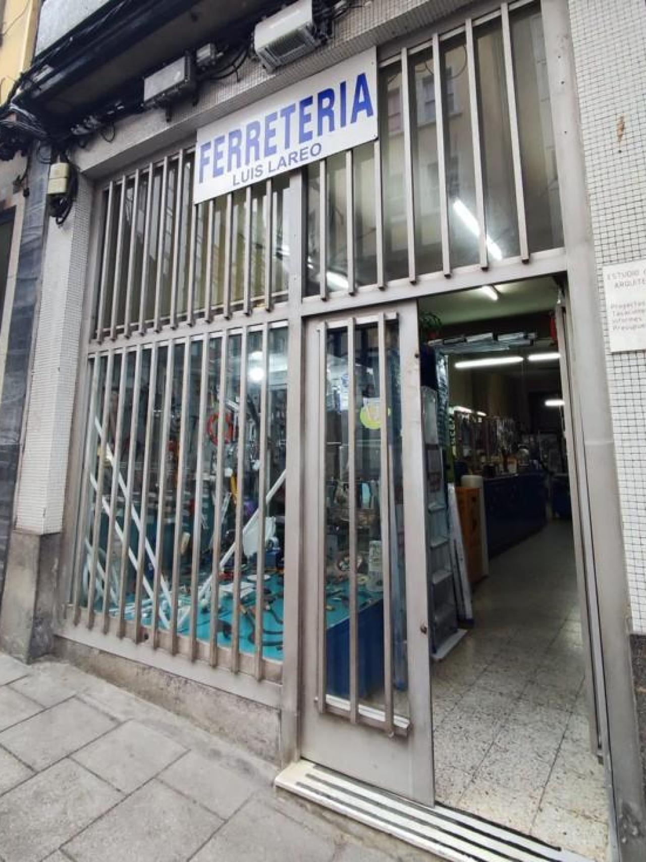 Entrada a la ferretería de Luis Lareo en Villa de Negreira.