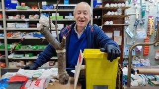 Luis Lareo en el interior de su ferretería del Agra do Orzán, en A Coruña.
