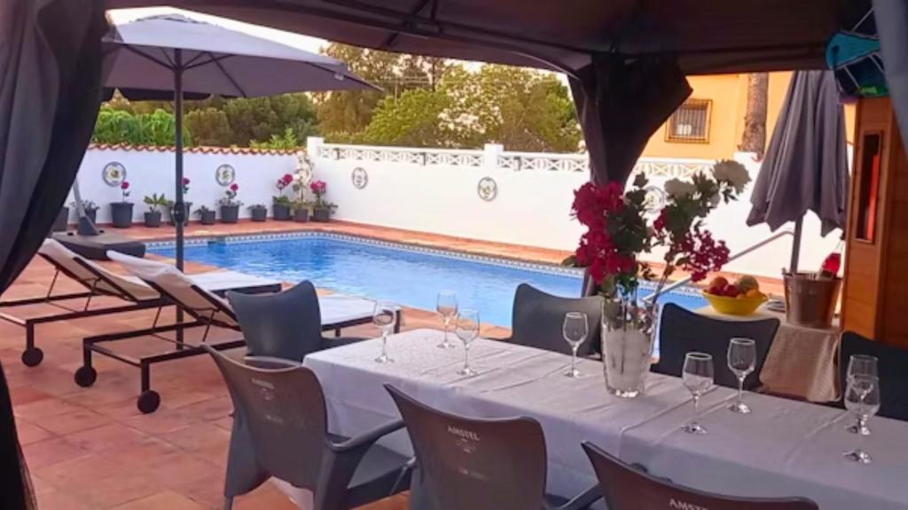 Rocío dispone de zona techada para sus huéspedes.