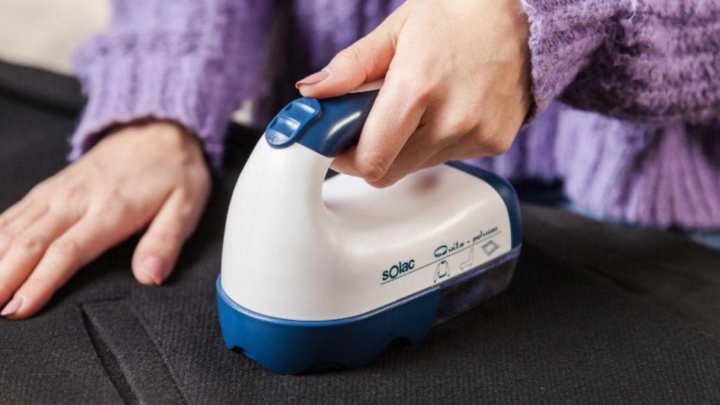 Parece una plancha pequeña, pero es el mejor aparato para quitar las bolas de jerséis, bufandas y prendas de lana