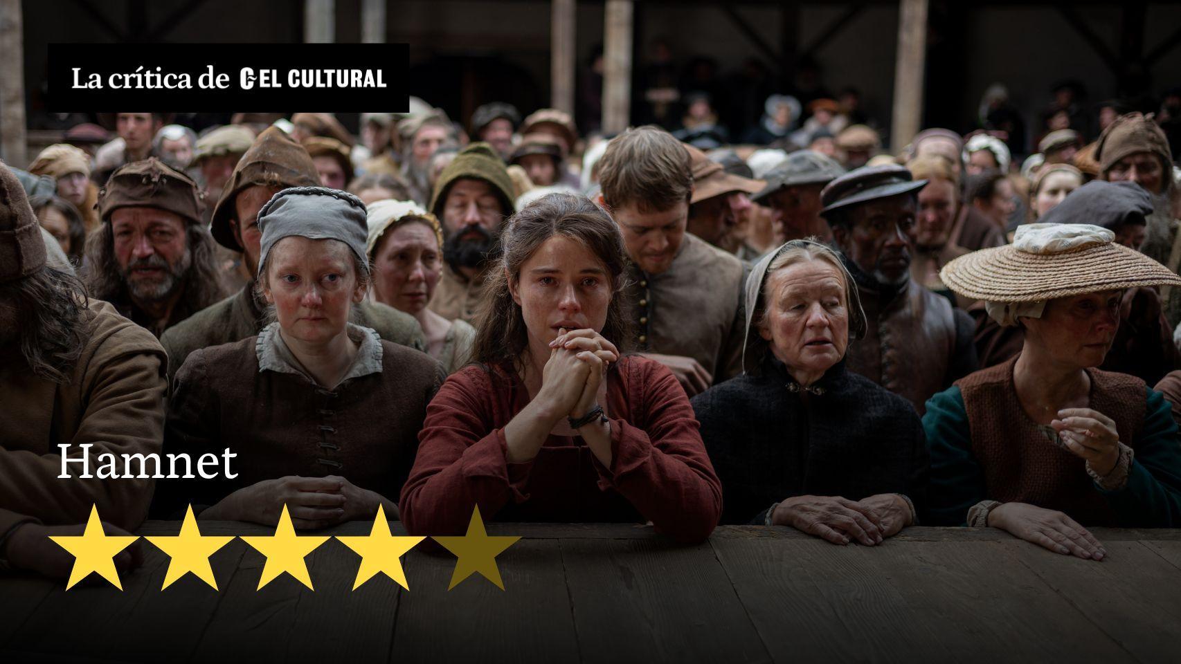 Jessie Buckley, en el centro, en un momento de 'Hamnet'