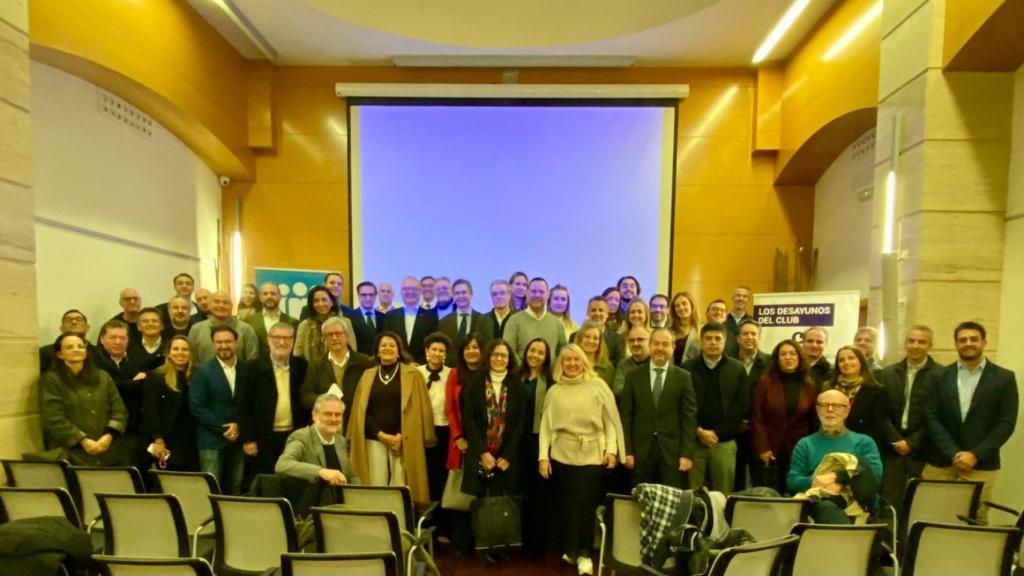 Fotografía de familia de los asistentes.