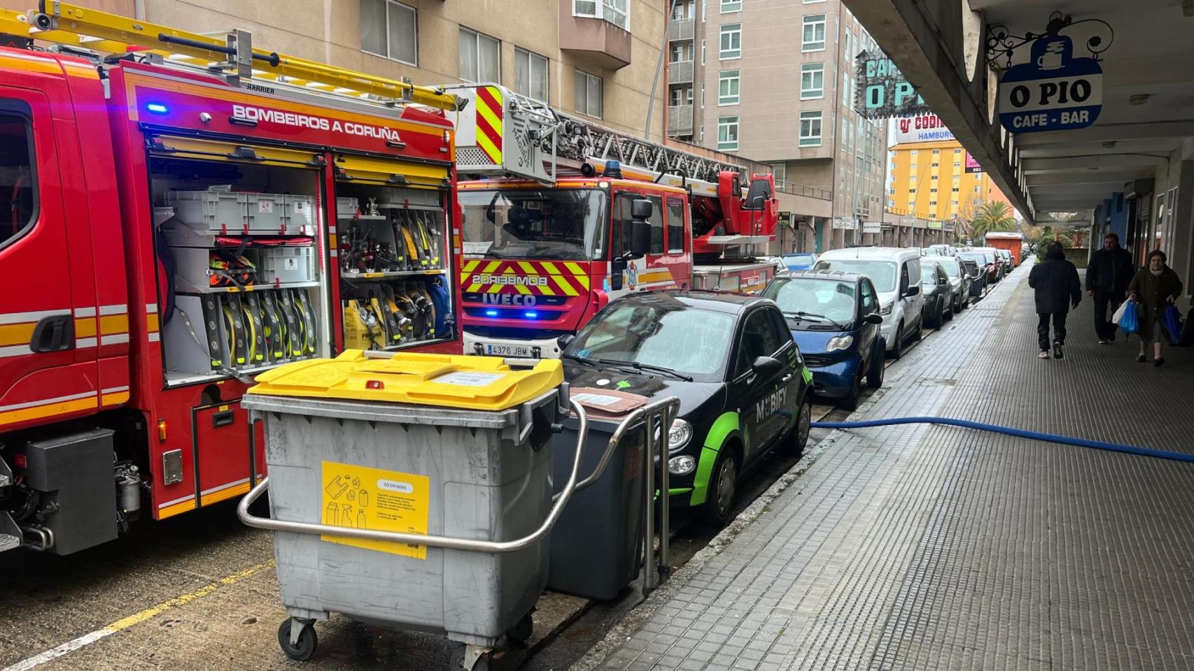 Los bomberos en su intervención en la calle Rafael Alberti.