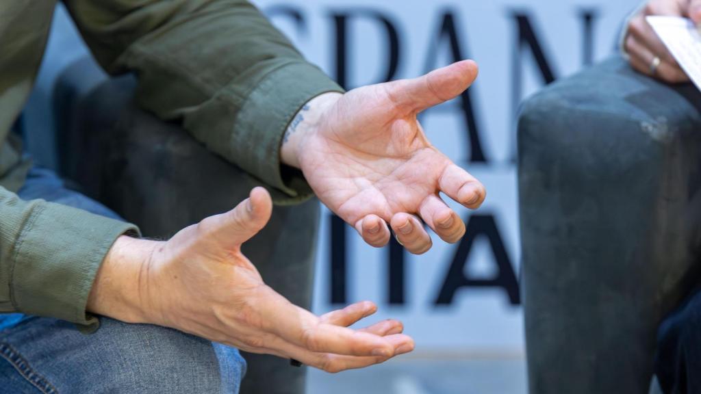 Primer plano de las manos de Andrés.