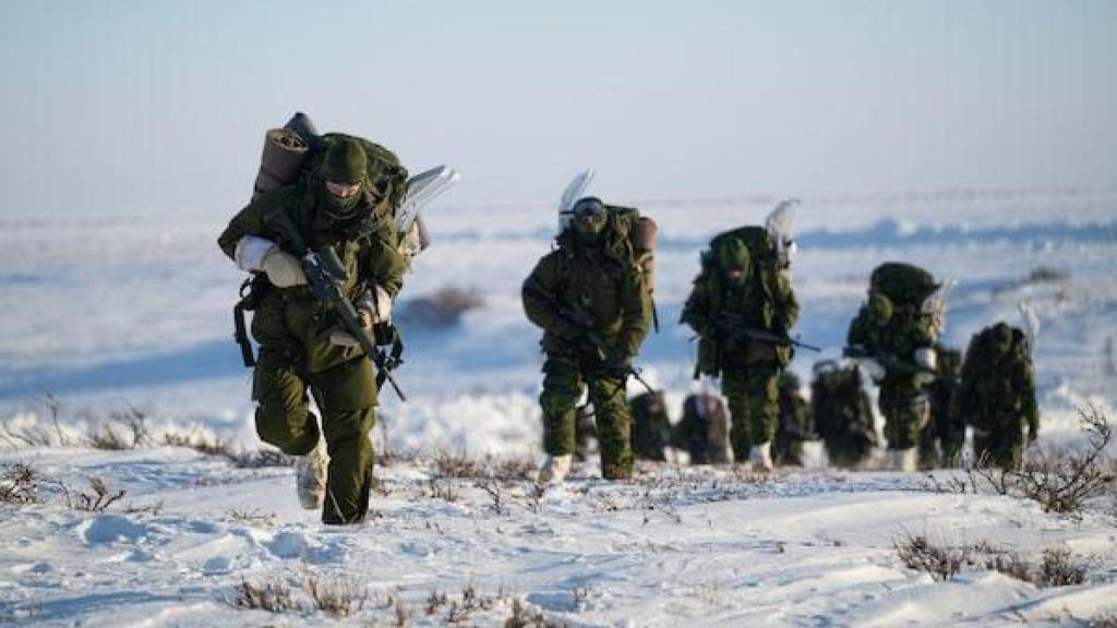 Soldados canadienses patrullan la zona alrededor de una cúpula de retransmisión satelital del NORAD.