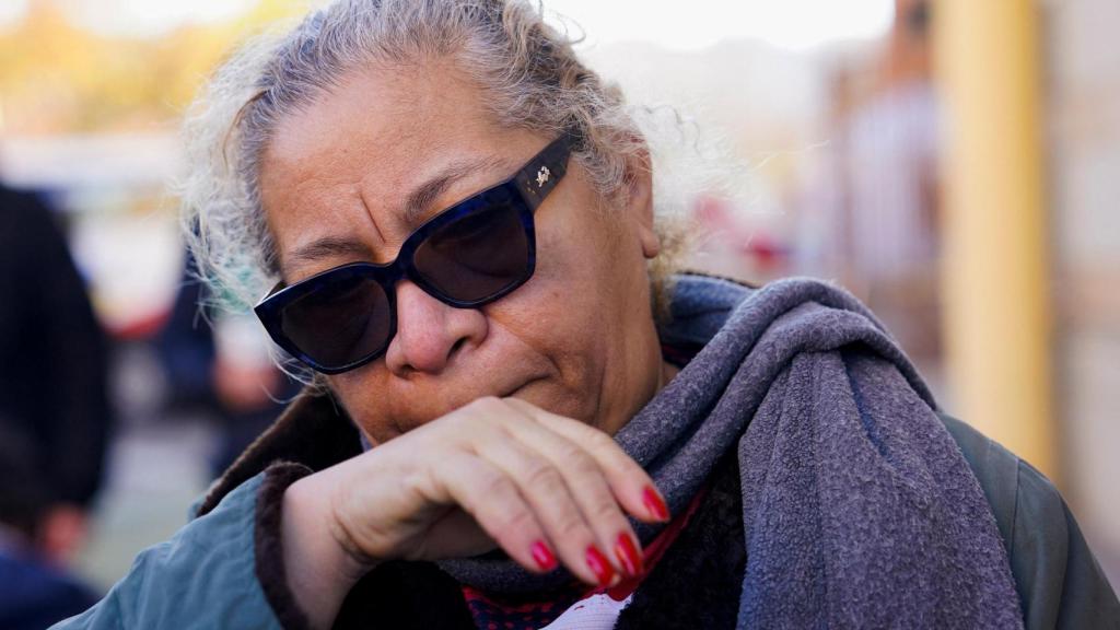 Yamilei Sevilla, cuyo cuñado Víctor es una de las personas desaparecidas tras el mortal descarrilamiento de dos trenes de alta velocidad cerca de Adamuz, reacciona mientras habla con los medios de comunicación frente al Centro Cívico Poniente Sur en Córdoba.