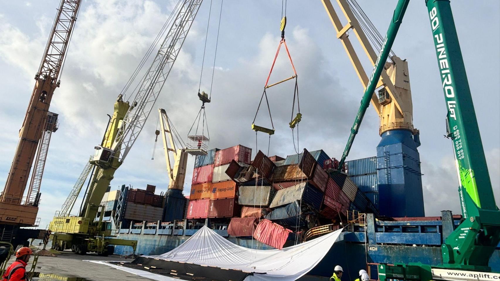 El Puerto de Vigo comienza el operativo para la estabilización de la carga de 'María Francisca'