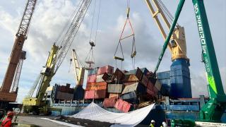 El Puerto de Vigo comienza el operativo para la estabilización de la carga de 'María Francisca'