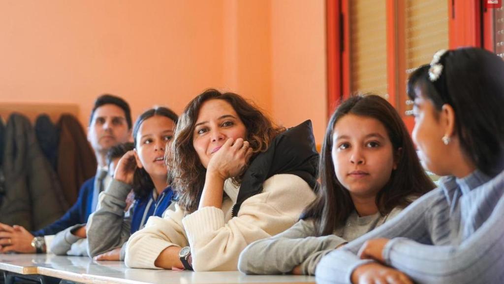 Isabel Díaz Ayuso, durante la visita a un colegio.