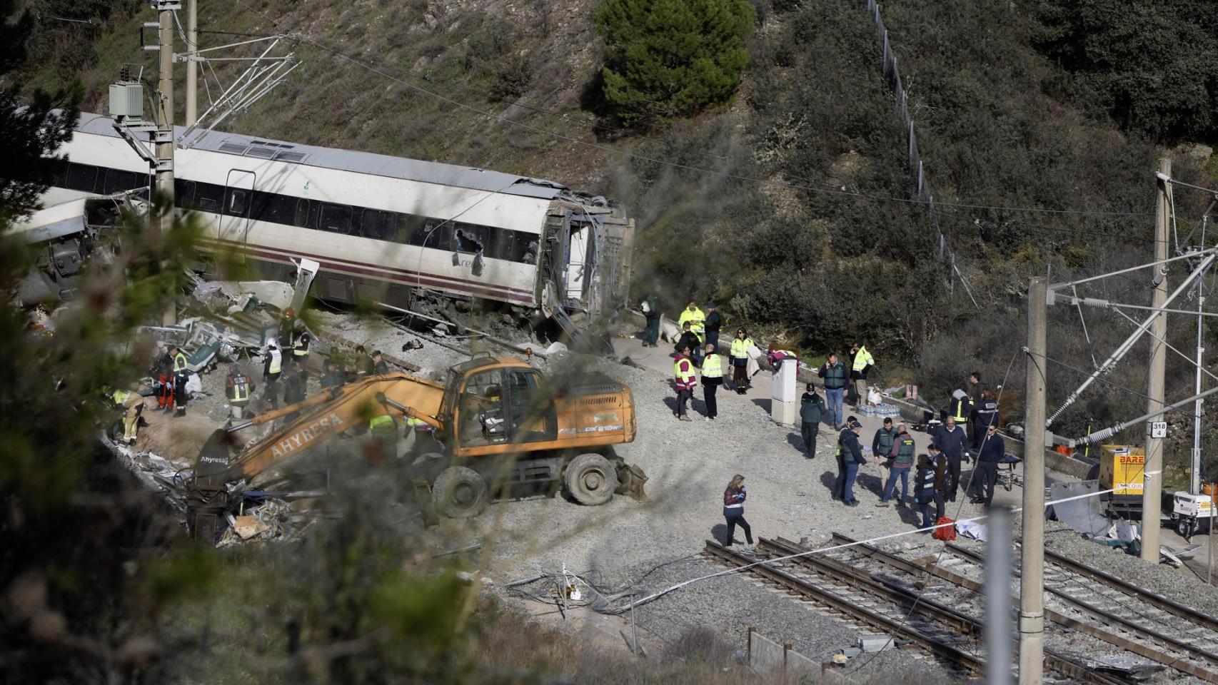 Efectivos de la Guardia Civil y de Bomberos, entre otros, junto al Alvia accidentado, en el lugar de descarrilamiento de los trenes en el accidente ferroviario de Adamuz (Córdoba).
