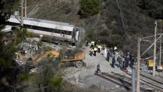 Efectivos de la Guardia Civil y de Bomberos, entre otros, junto al Alvia accidentado, en el lugar de descarrilamiento de los trenes en el accidente ferroviario de Adamuz (Córdoba).