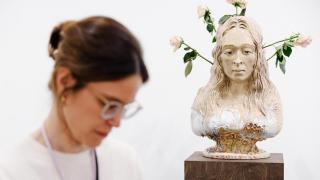 Una mujer delante de una obra de arte en la Feria Arco 2025. Foto: Carlos Luján/Europa Press