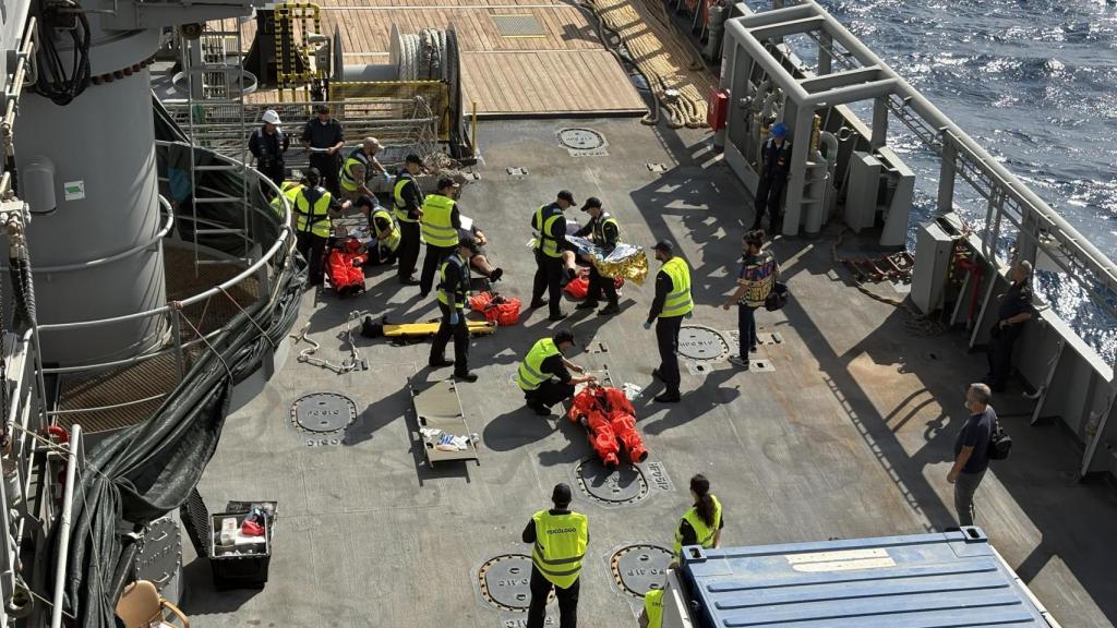 Cubierta del A-62 'Cartagena' durante un ejercicio de rescate submarino