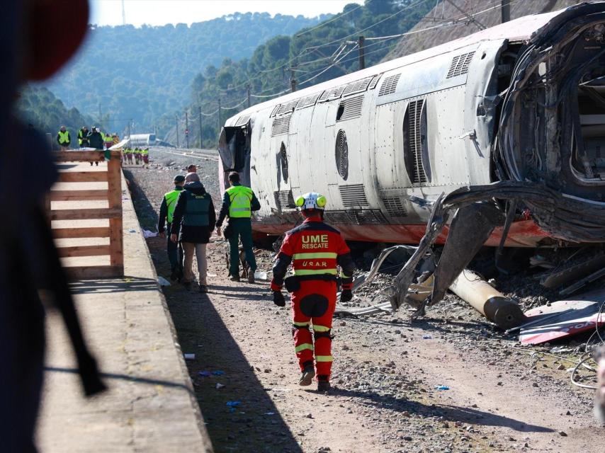 Un agente de la Unidad Militar de Emergencias (UME) trabaja en el lugar del accidente, en Adamuz.