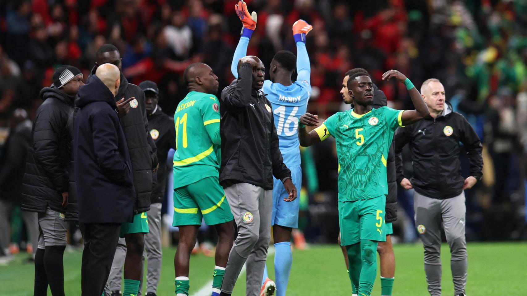 Los jugadores de Senegal se marchan del campo durante la final de la Copa África.