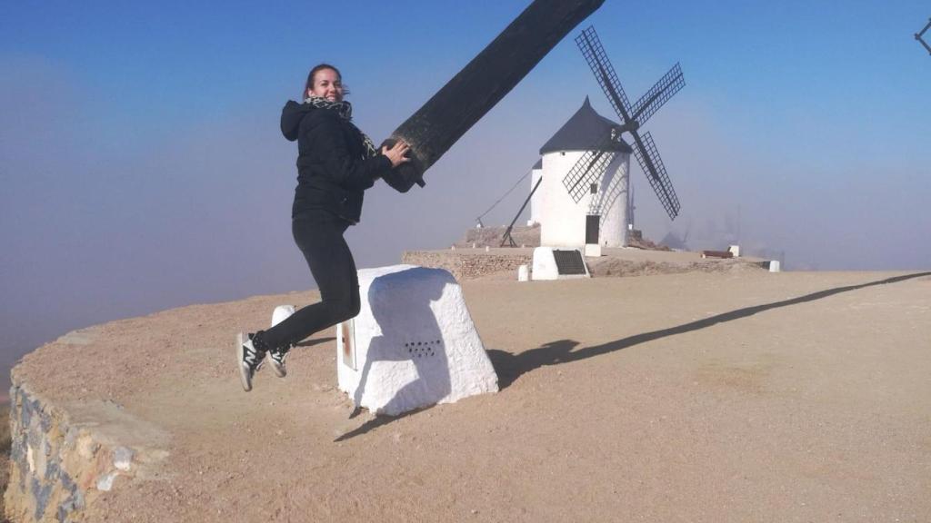 Una imagen de Emma en los molinos de Consuegra.