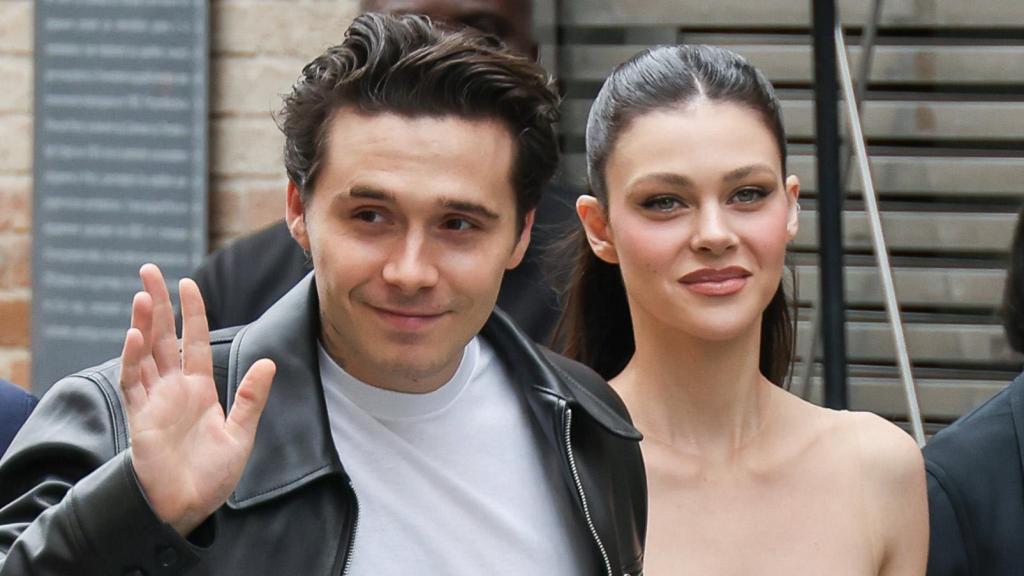 Brooklyn Beckham y Nicola Petz, en la Fashion Week de Paris en 2024.