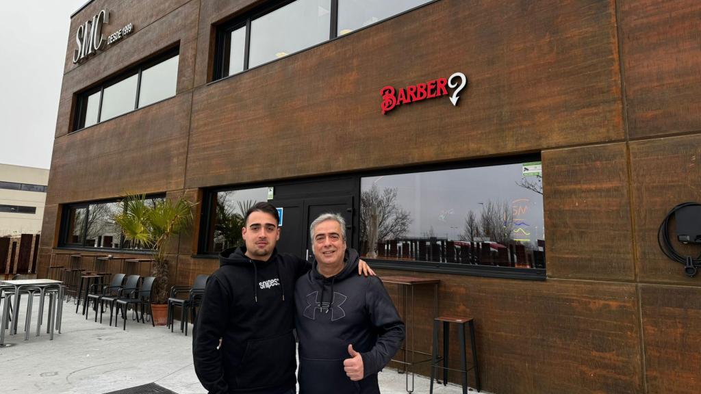 Diego Fernández Herrero y Alejandro Fernández Mancebo juntos a las puertas del centro de SMC