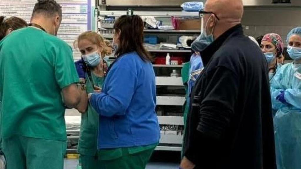 Um grupo de trabalhadores médicos neste domingo durante a ativação do plano de ação em caso de acidente entre dois trens.