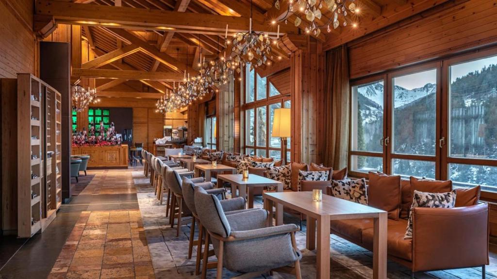 Zona común amplia del Sport Hotel Hermitage & Spa.