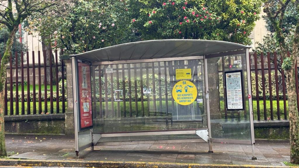 Parada de autobuses de Santiago totalmente vacía por la huelga de transportes