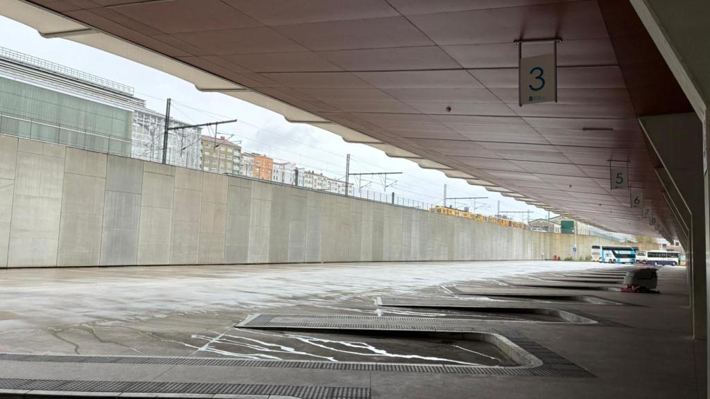 La huelga de transporte deja vacía la estación de autobuses de Santiago