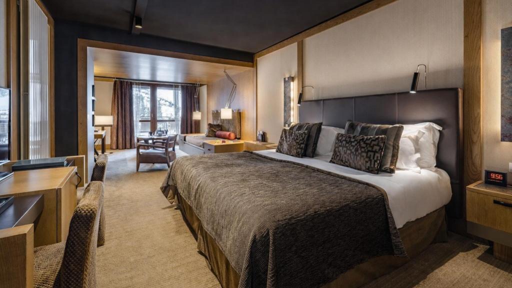 Junior Suite amplia con vistas a la montaña del Sport Hotel Hermitage & Spa.