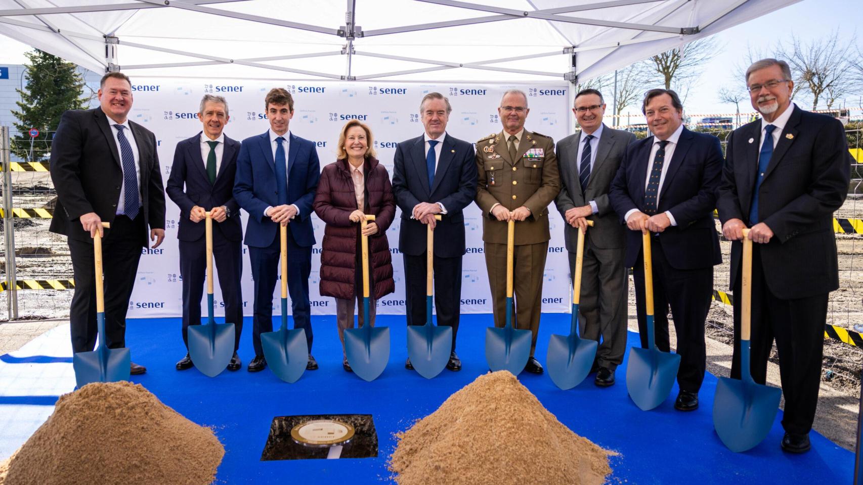 La secretaria de Estado de Defensa, Amparo Valcarce, junto a los representantes de Sener, Raytheon y Lockheed Martin