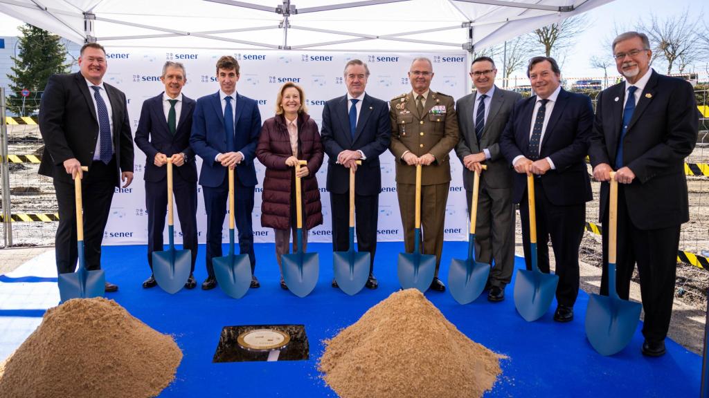 La secretaria de Estado de Defensa, Amparo Valcarce, junto a los representantes de Sener, Raytheon y Lockheed Martin