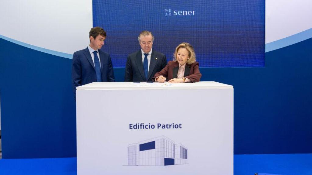 Valcarce junto a los directivos de Sener