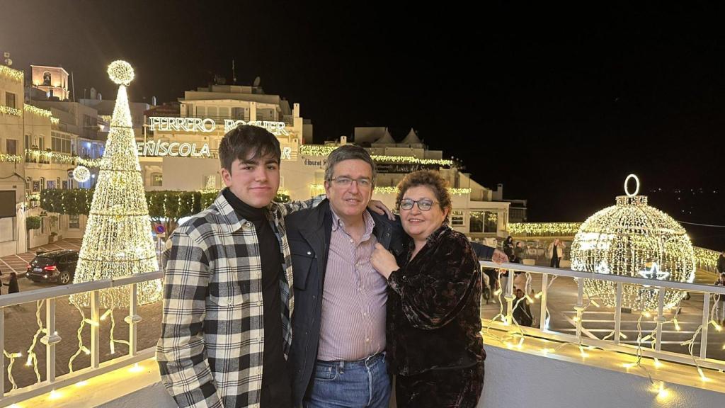 Ricardo Chamorro, acompañado de su madre y su padre, fallecido en el accidente de Adamuz.