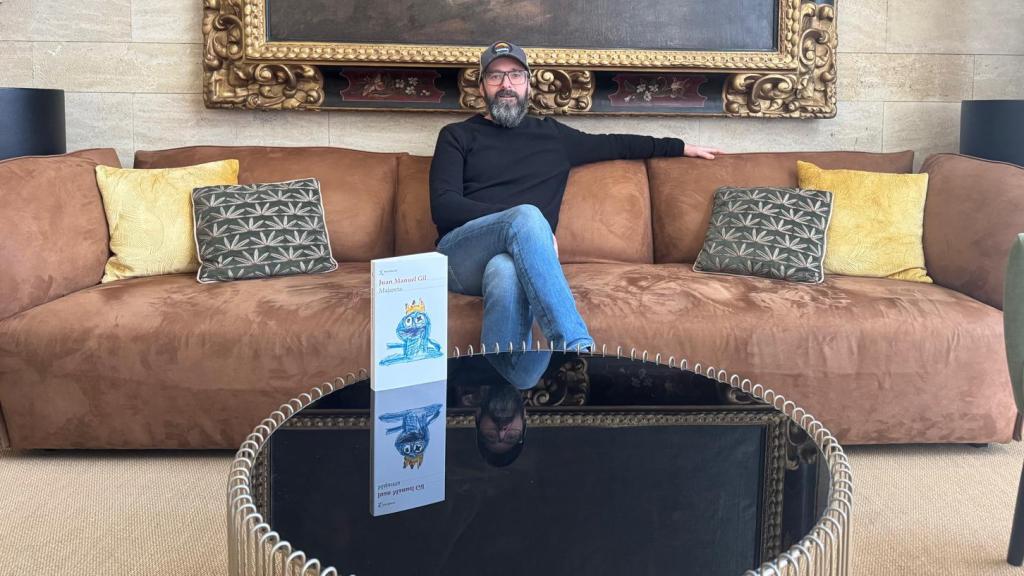 Juan Manuel Gil y su nueva novela 'Majareta' en Zaragoza.