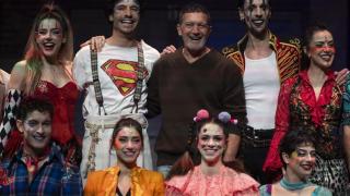 Antonio Banderas posa con el elenco de la obra, durante el pase gráfico del musical 'Godspell' que se estrena este miércoles 21 de enero en el Gran Teatro Pavón de Madrid.
