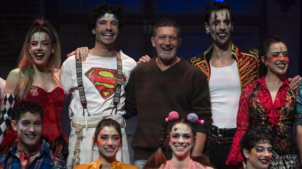 Antonio Banderas posa con el elenco de la obra, durante el pase gráfico del musical 'Godspell' que se estrena este miércoles 21 de enero en el Gran Teatro Pavón de Madrid.