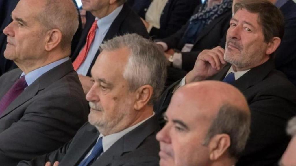 Los expresidentes de la Junta Manuel Chaves y José Antonio Griñán y el ex director general del Trabajo Francisco Javier Guerrero detrás