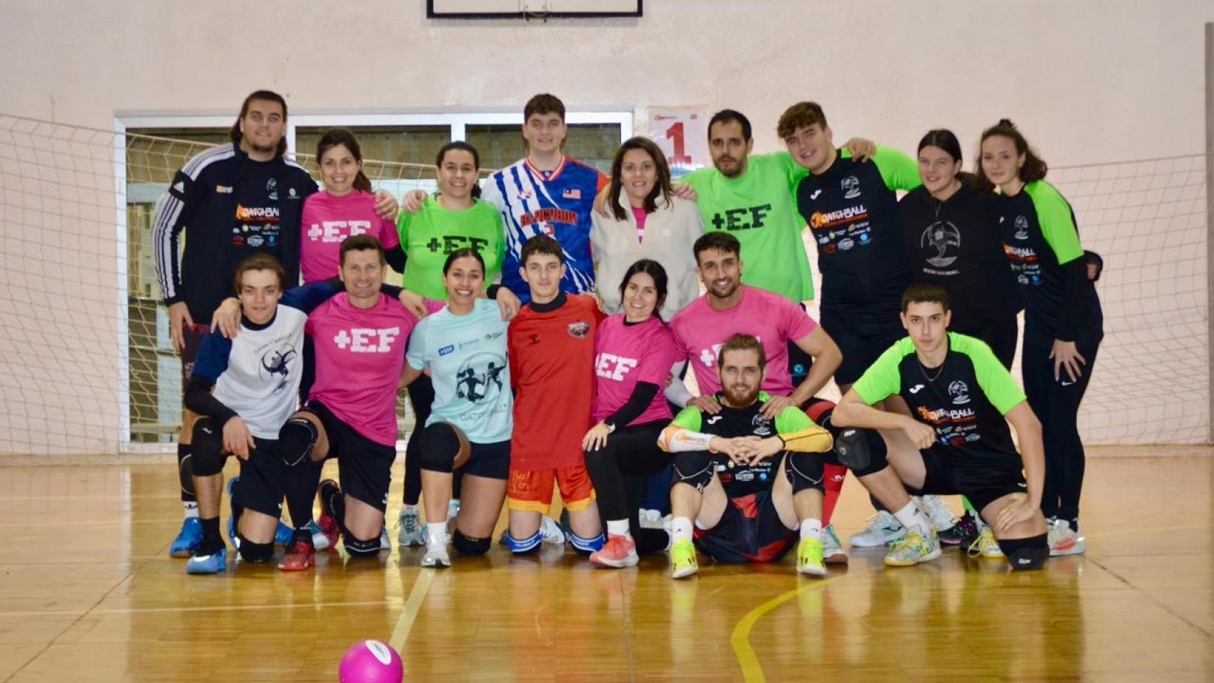 Roberto Navarro, junto a un equipo de datchball.