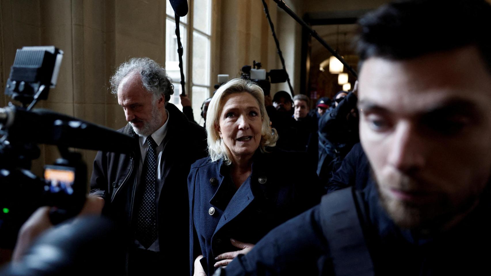 Marine Le Pen abandona la sala tras una vista en su juicio de apelación junto con el propio partido RN y otros diez acusados declarados culpables de desviar fondos del Parlamento Europeo.