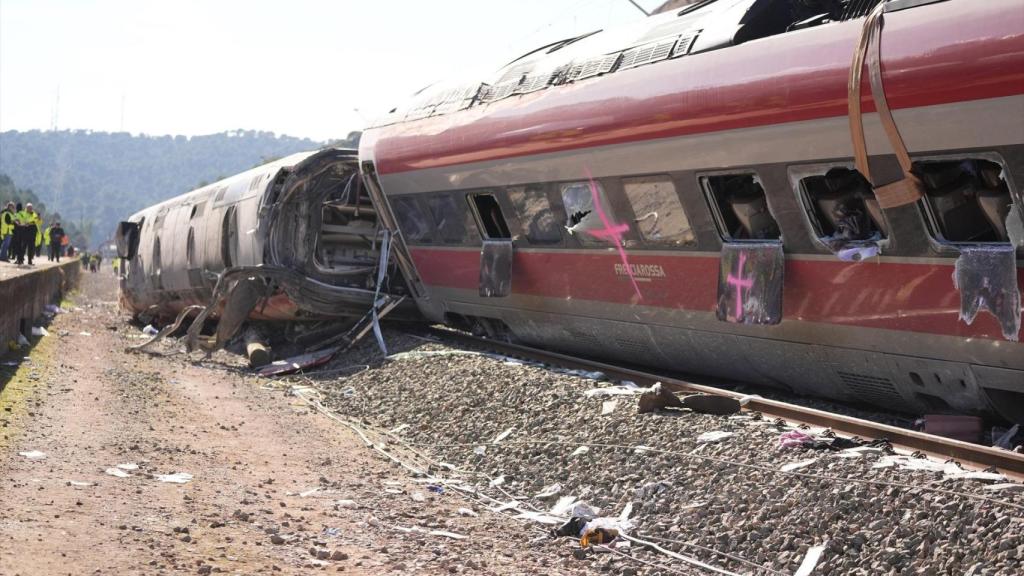 Uno de los vagones que descarriló del tren Iryo.