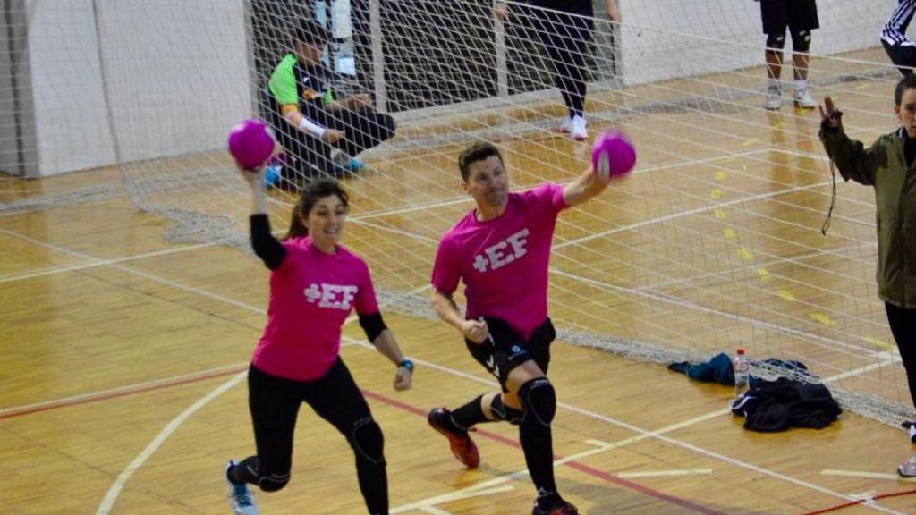 Roberto Navarro en un partido junto a su mujer.