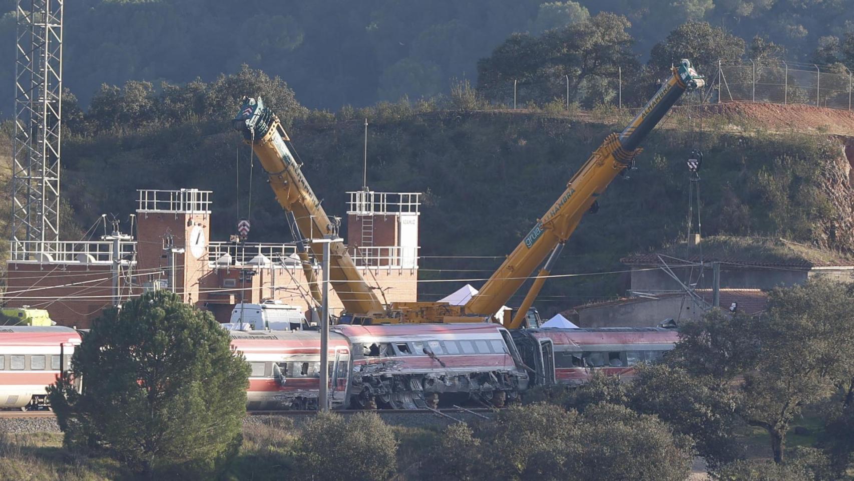 Una grúa trabaja en las inmediaciones del lugar de descarrilamiento de los trenes en el accidente ferroviario de Adamuz (Córdoba).