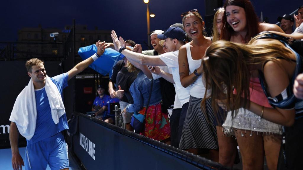 Hanfmann celebra con su staff la victoria en la primera ronda de Australia.